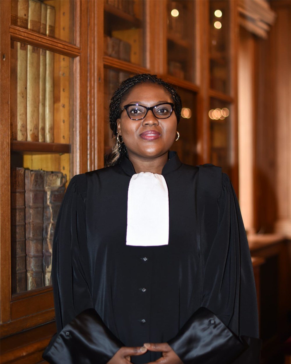 Maître Patricia De Chacus, avocate au Barreau de Seine-Saint-Denis, en robe dans sa bibliothèque juridique